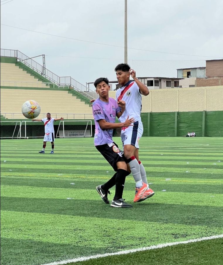 Municipal y Defensor Santa Teresa protagonizaron un segundo tiempo de mucha intensidad, aunque con escasa claridad ofensiva. El empate parecía mantenerse hasta el pitazo final. (Fútbol y Chocolate De Barrio)