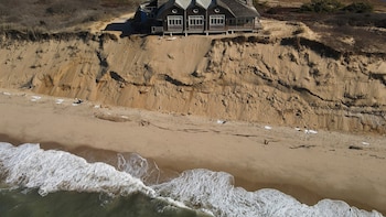 Un hombre compra una casa