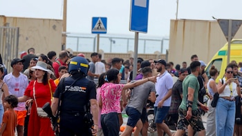 Ceuta se blinda ante la llegada masiva de migrantes desde Marruecos: supermercados y tiendas cierran sus puertas y los servicios de emergencia, desbordados