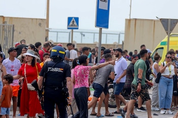 La presión migratoria lleva a varios supermercados y tiendas a cerrar temporalmente sus puertas. (Efe)