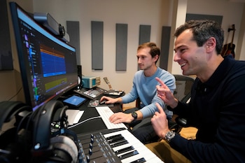 Plataformas como Deezer y Spotify han lanzado sus propios sistemas para identificar pistas con IA y verificar contenido autentico (Foto AP/Robert F. Bukaty)