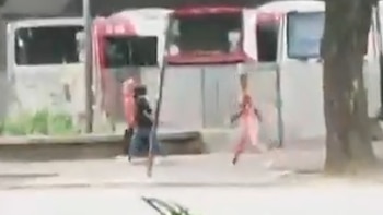 Deambulaba semidesnuda por Barrancas de Belgrano: el video de la mujer que estaba con Facundo Moyano