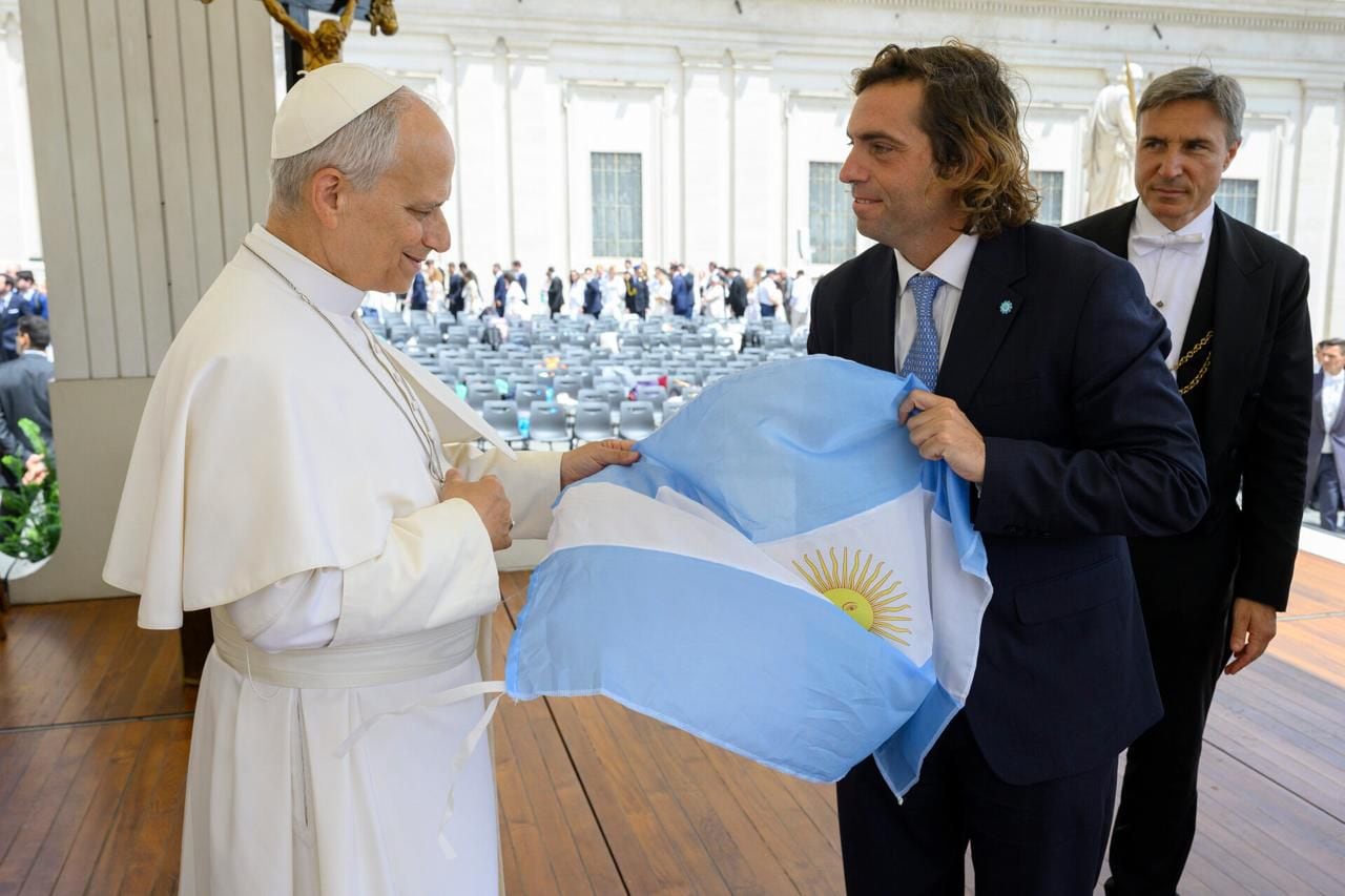 El sumo pontífice bendijo una bandera argentina entregada por el abogado Andrés Prieto Fasano