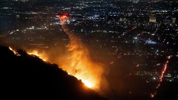 Un helicóptero arroja agua sobre
