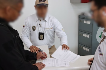 La entidad concluyó que el grupo planeaba una actividad comercial no amparada por la condición de turista y que no tramitó el permiso POA durante la verificación de ingreso en Bogotá - crédito Migración Colombia