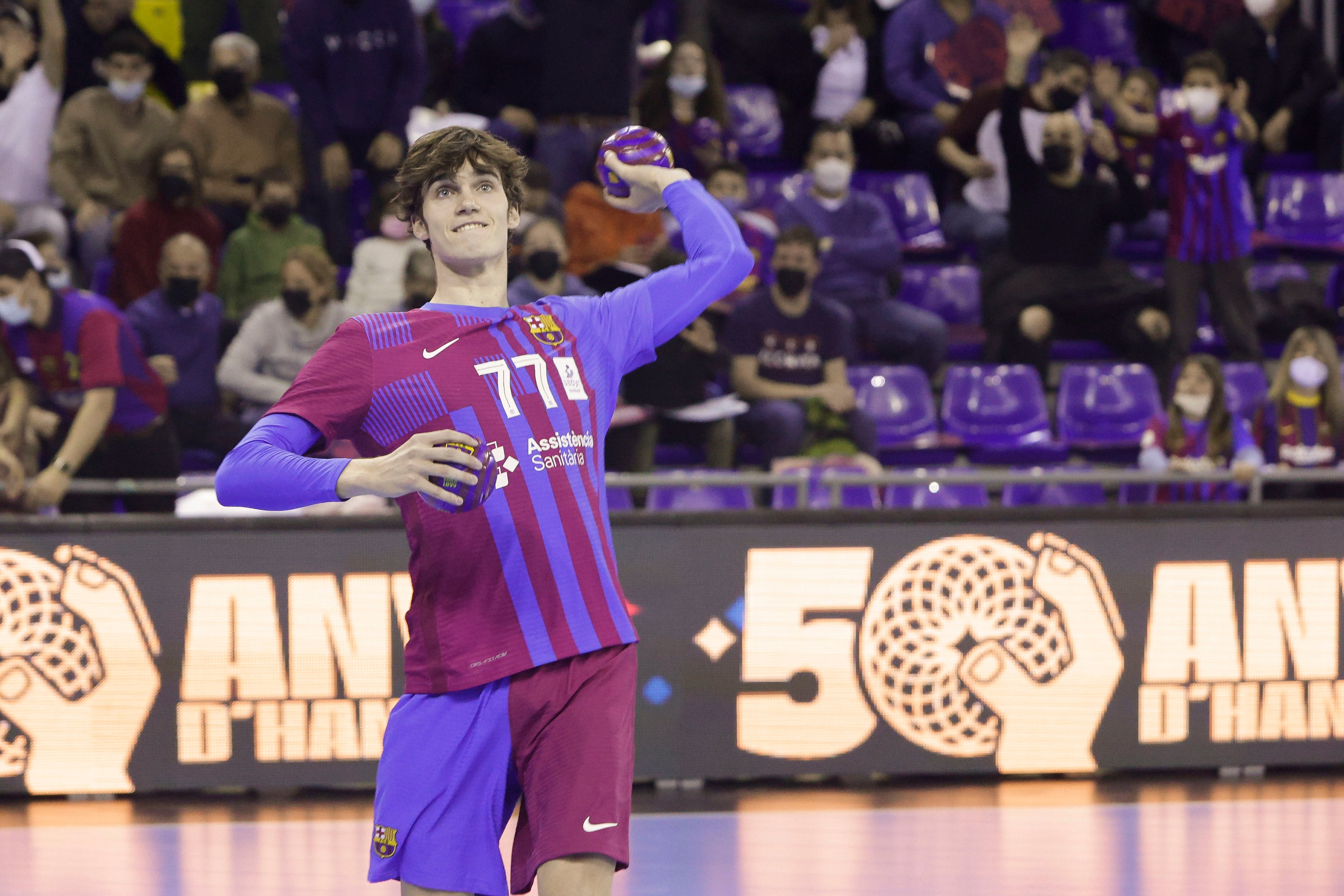 El hijo de Iñaki Urdangarín, Pablo Urdangarin, antes del encuentro de Liga Asobal entre el Barça y el Fraikin Granollers (EFE/ Archivo/Quique García)