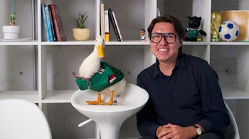 Vicente Padilla coordina la agenda del Pato Merlín, una de las figuras virales más populares del país. Crédito: Infobae