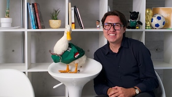 Del Palacio Nacional a un contrato exclusivo: así es representar al Pato Merlín, la mascota más famosa de México