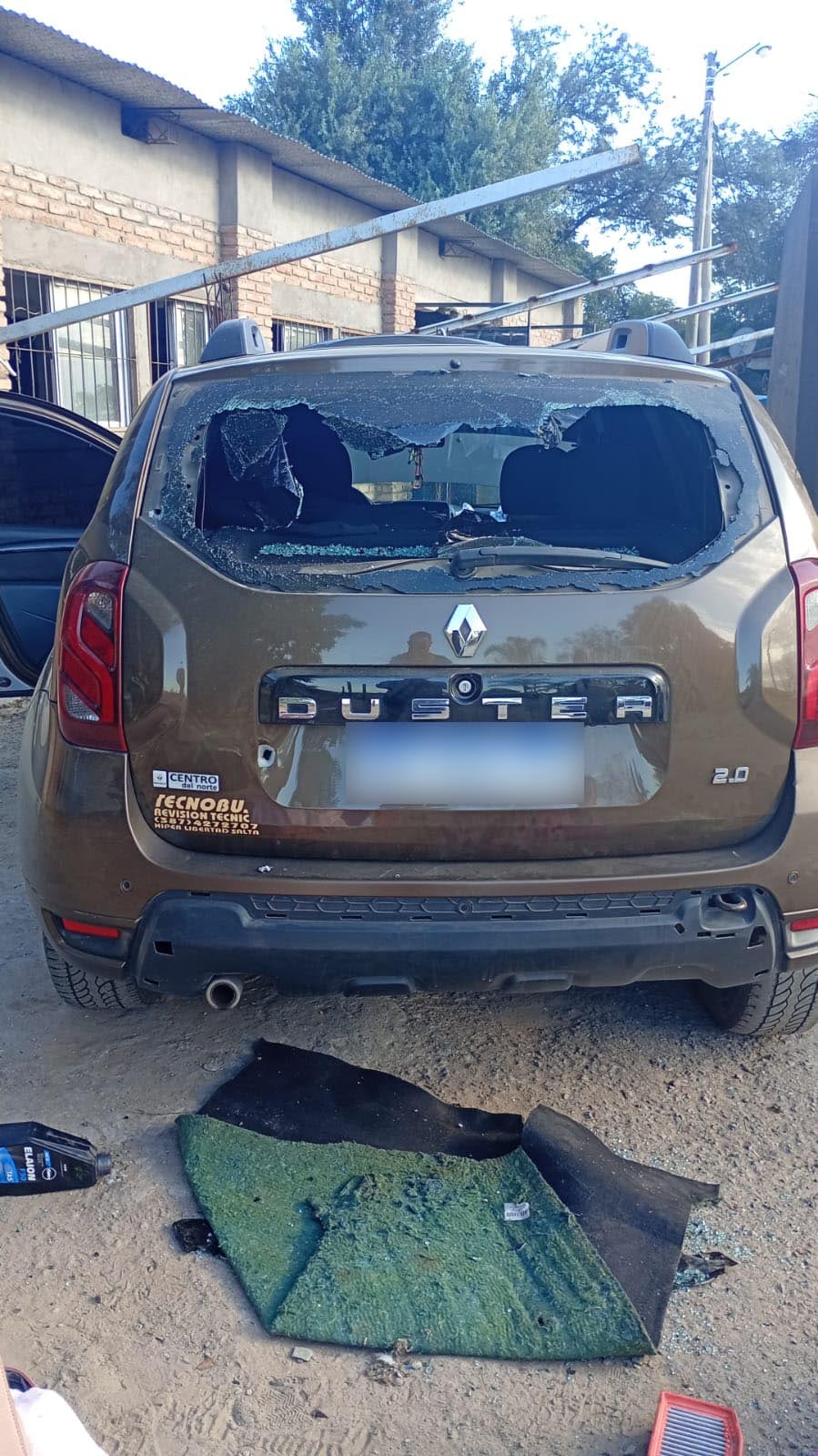 El automóvil Renault Duster con la luneta trasera rota y un orificio de bala, vinculado a la detención de una médica de Gendarmería con 74 kilos de cocaína.