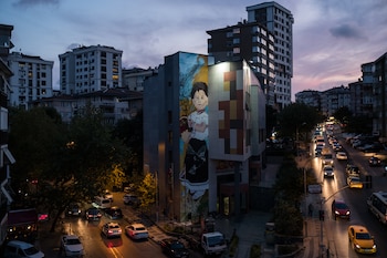 Un mural de una niña