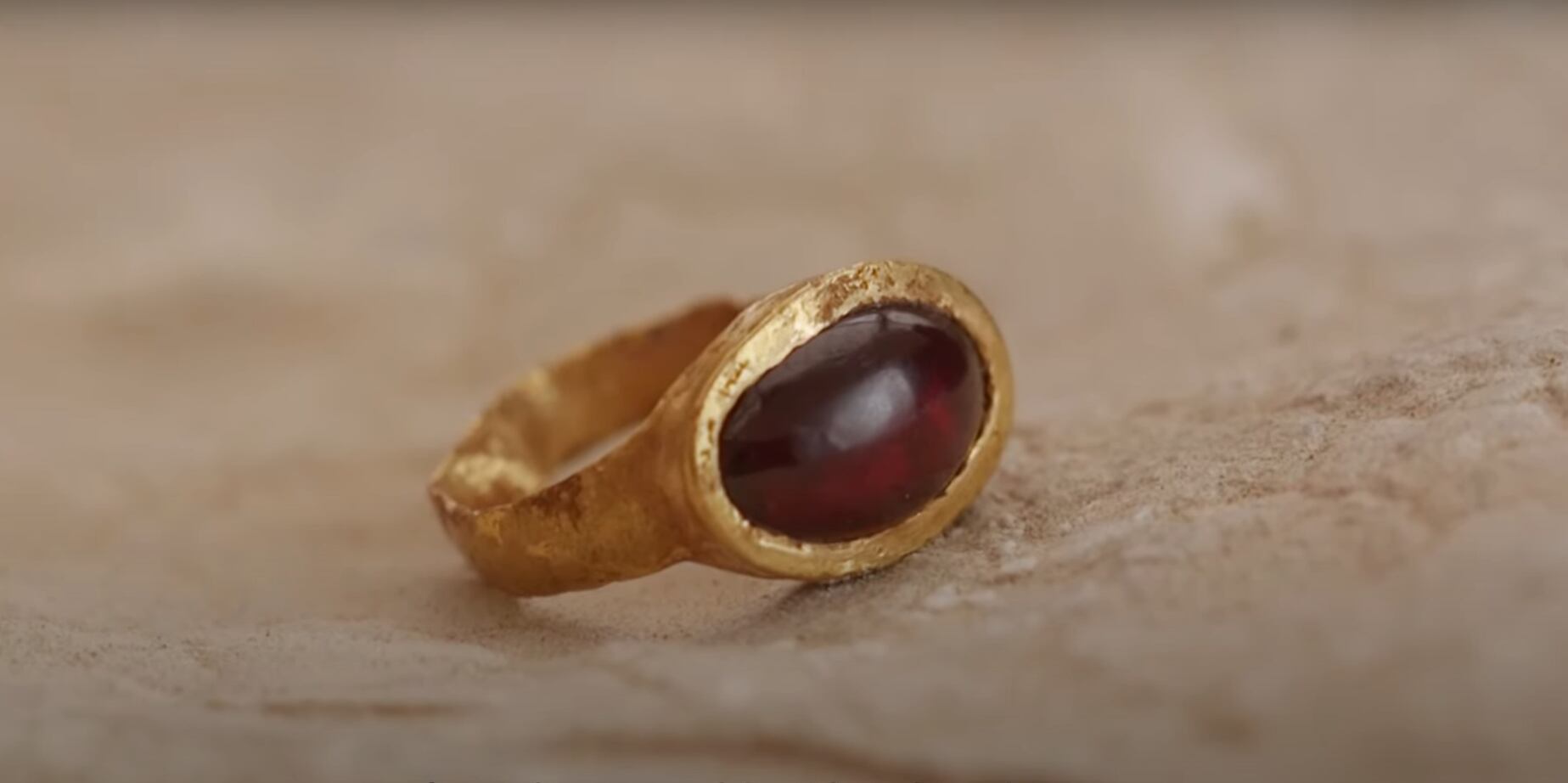 El hallazgo de un anillo de oro de 2.300 años en Jerusalén revela rituales femeninos de la época helenística y simbolismo cultural inesperado - (Captura de Video - Israel Antiquities Authority Official Channel)