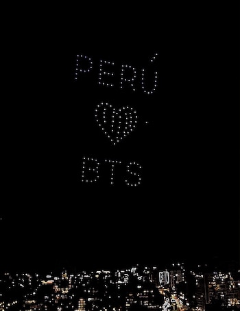 Los drones formaron frases como “Perú ama BTS” y “BTS paved the way” durante la actividad organizada por el ARMY. X:@jimnsassy