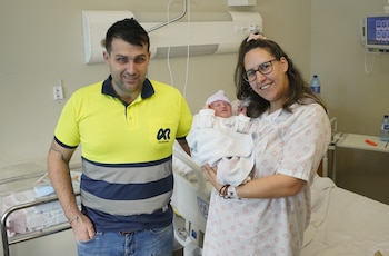 01/01/2024 Fran Barreiro y Jenny Gallego, padres primerizos del ayuntamiento pontevedrés de Gondomar, posan con su hijo Kylian.
