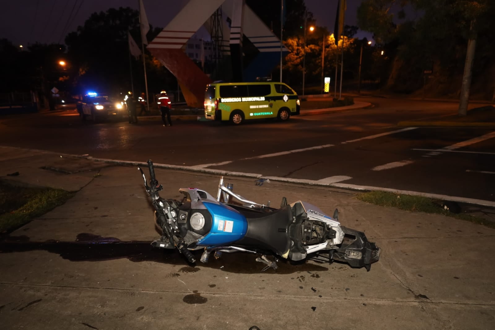 Un hombre murió en un accidente de motocicleta en la zona 5 de la Ciudad de Guatemala. (Bomberos Municipales)