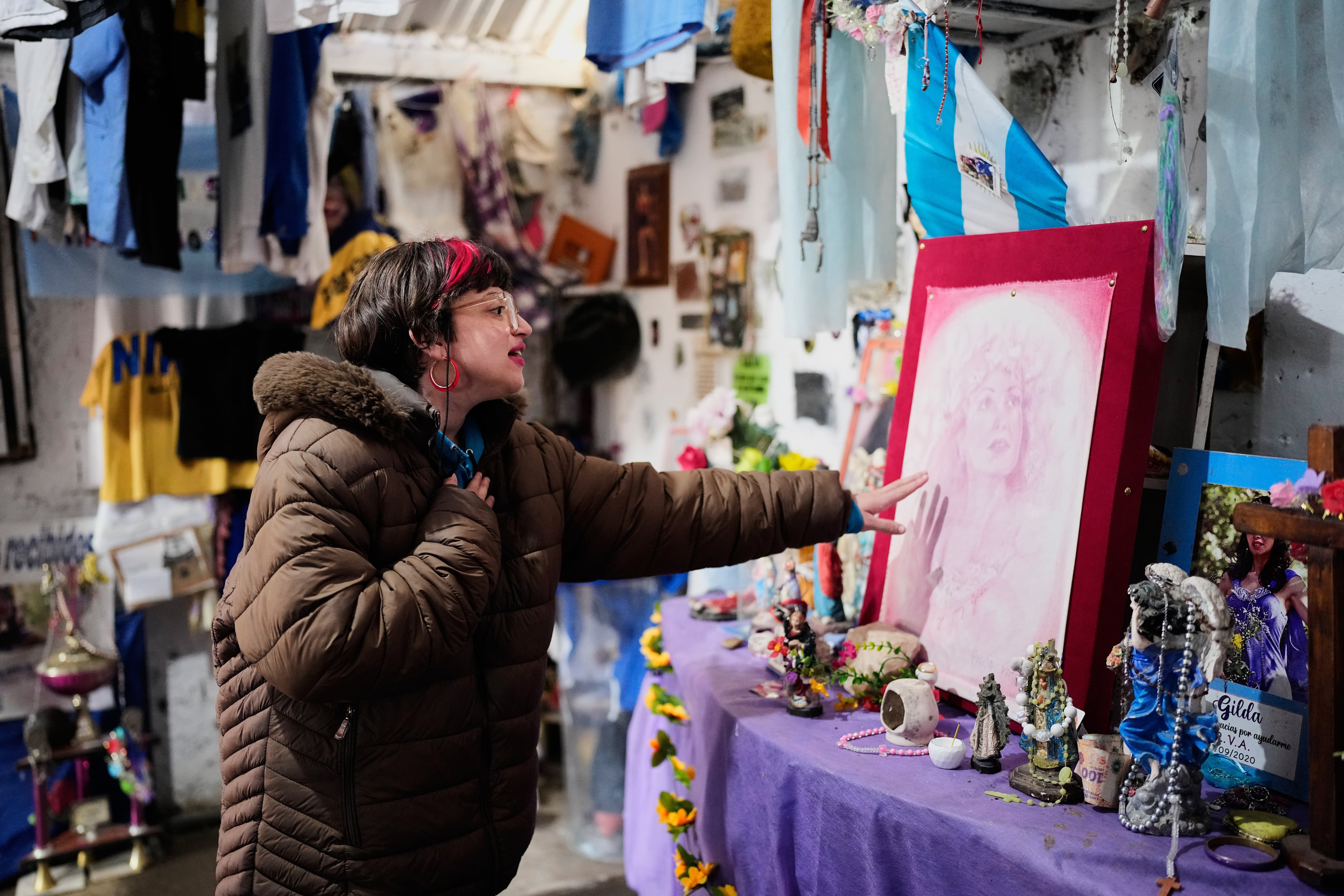 El sitio del accidente vial en la provincia de Entre Ríos se convirtió en un altar de culto popular (AP Foto/Natacha Pisarenko)