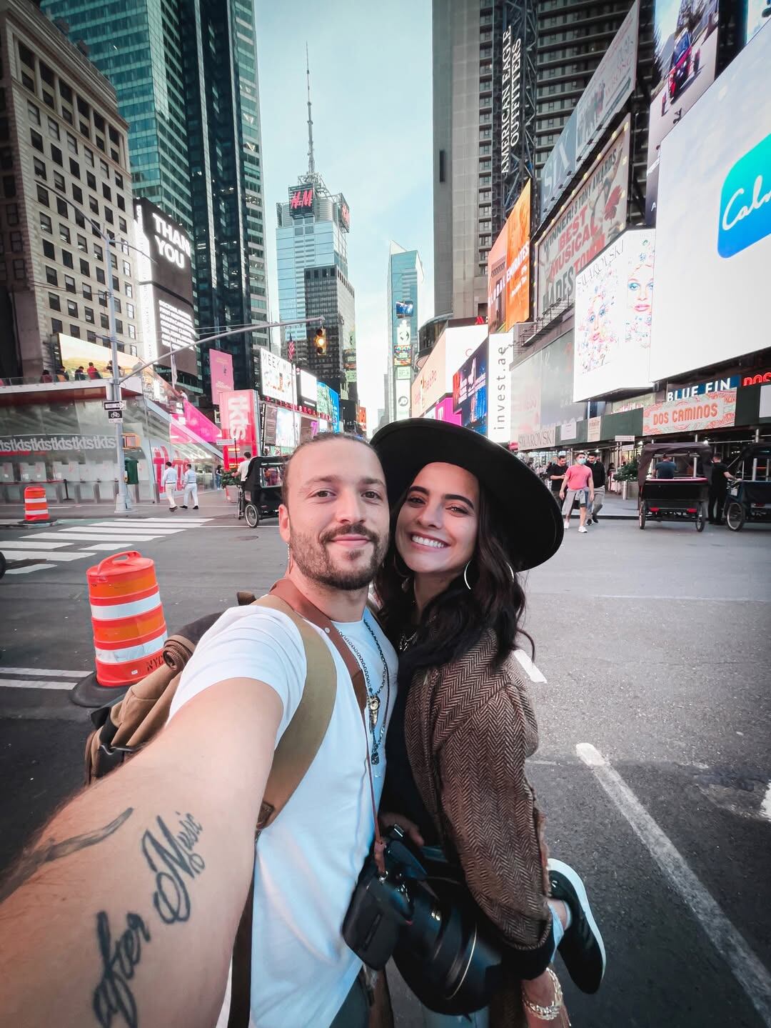 La actriz ha publicado imágenes con su pareja el fotógrafo Christopher Esqueda.(Instagram/@esquedachris y @scarlet_gruber)