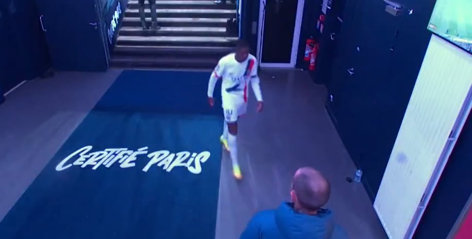 Dembélé se fue directo al vestuario