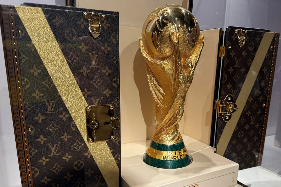 El trofeo del Mundial FIFA 2026 se exhibe junto a su cofre de lujo Louis Vuitton que lo transportará a la final en Nueva Jersey. (REUTERS/Amy Tennery)