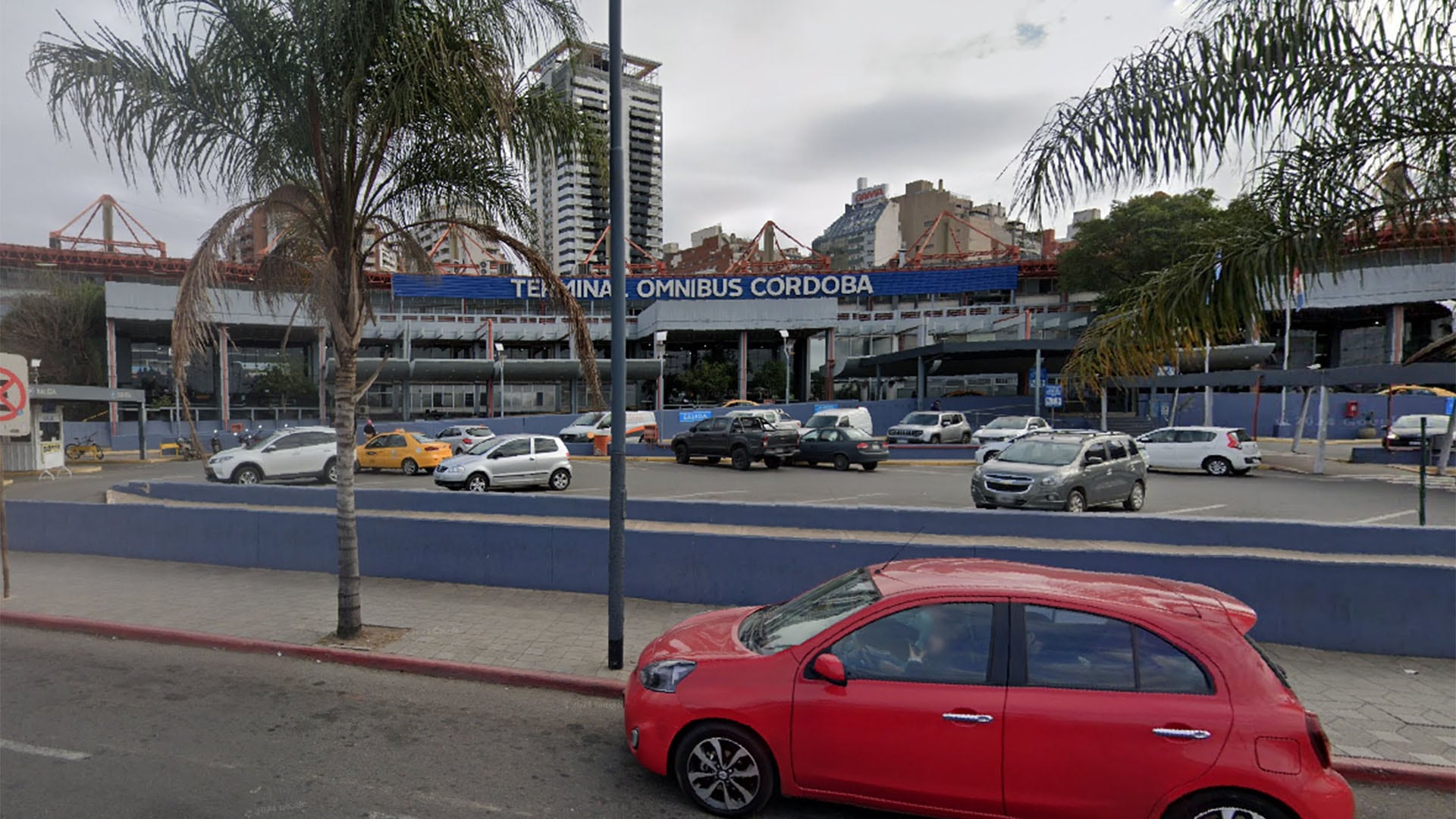Detienen en la terminal de Córdoba a una mujer que atacó con una picana a policías y a un maletero