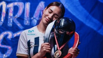 Aixa Vigil apreciando uno de