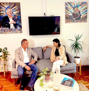 Daniel Scioli charla con la