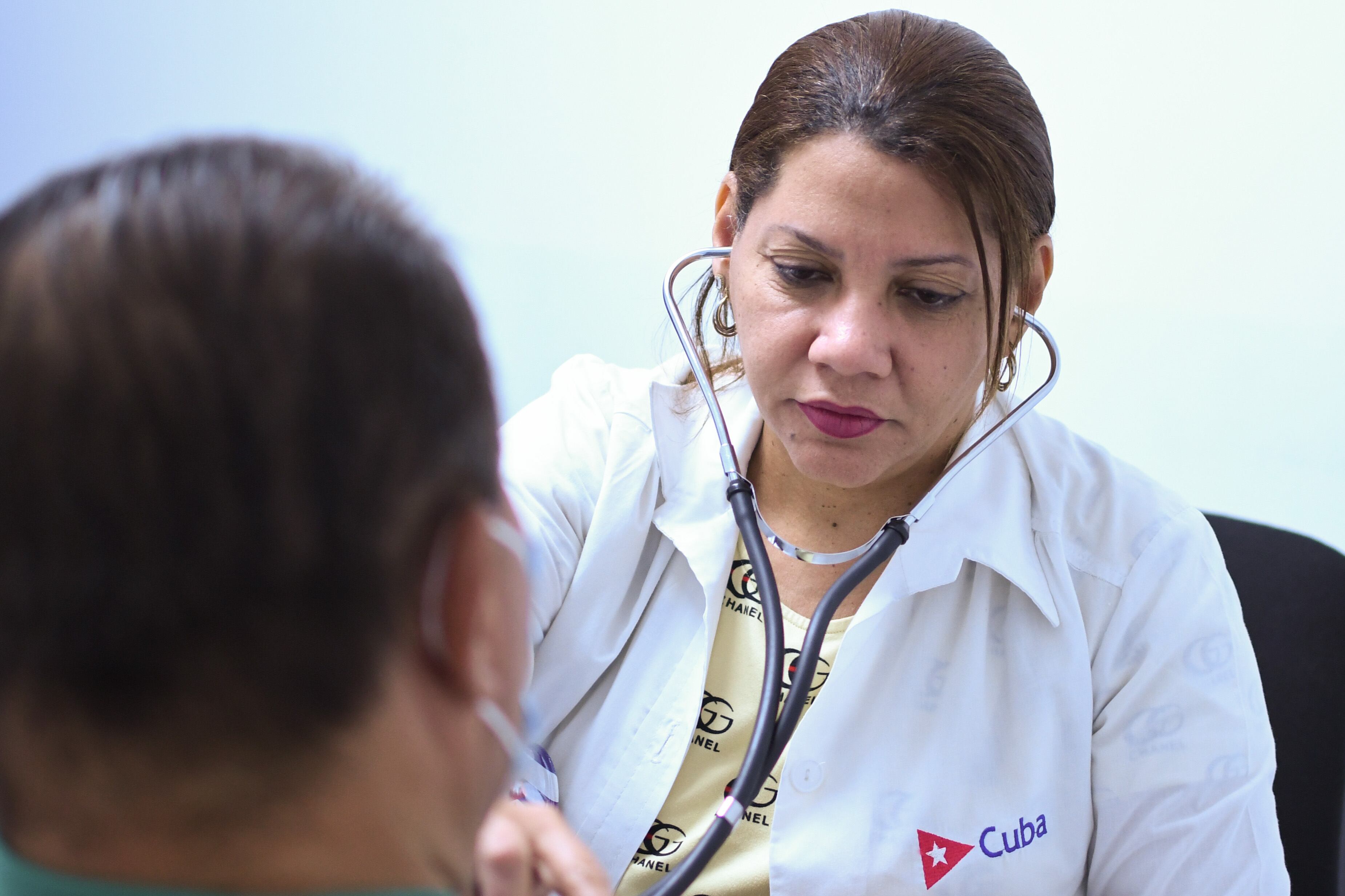 ACOMPAÑA CRÓNICA: GUATEMALA CUBA AME2914. VILLA NUEVA (GUATEMALA), 11/03/2026.- Una medica cubana atiende a un paciente este martes, en el Hospital Oftalmológico en Villa Nueva (Guatemala). La salida de alrededor de 400 médicos cubanos que apoyan el sistema de salud guatemalteco podría dejar un vacío en la atención a la población, tras la decisión del Gobierno que preside Bernardo Arévalo de León de prescindir de sus servicios y culminar unilateralmente un acuerdo que se mantuvo vigente con la isla por varias décadas. EFE/ Alex Cruz