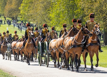 La King's Troop Royal Horse Artillery llega al Castillo de Windsor Castle, fueron los encargados del Saludo de Armas en las afueras del palacio