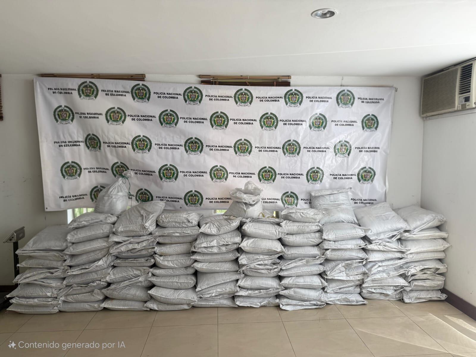 Se descubrió que cada bulto de carbón mineral estaba marcado con un rótulo que indicaba que su destino era La Rioja, en España - crédito Policía Metropolitana de Cali