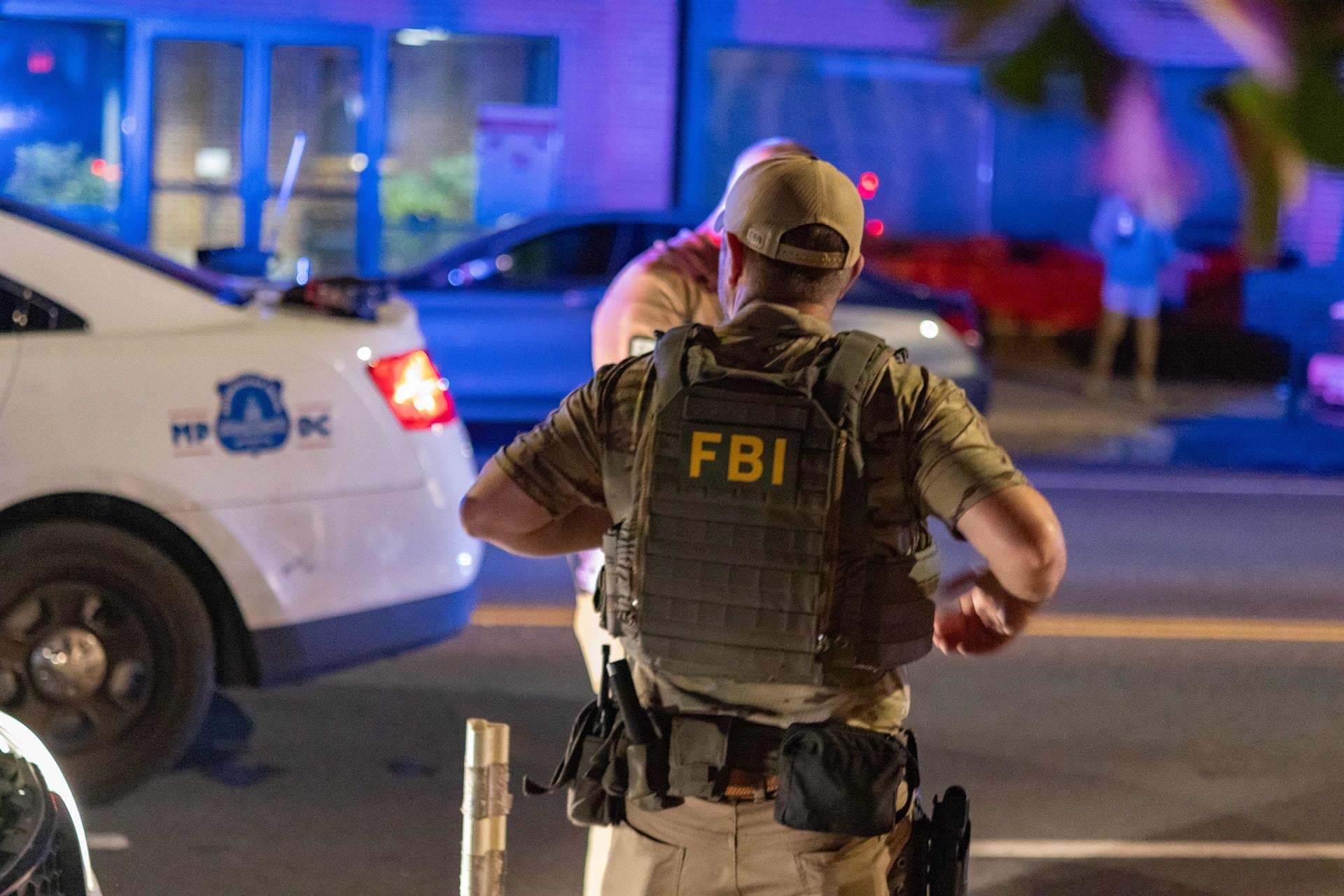 Las armas halladas al sospechoso de Brown lo vinculan al tiroteo universitario y a la muerte de profesor del MIT