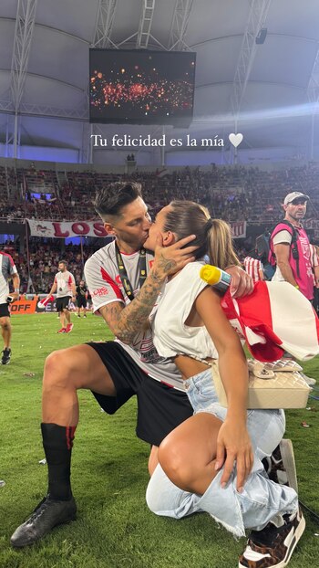 La pareja festejando el reciente