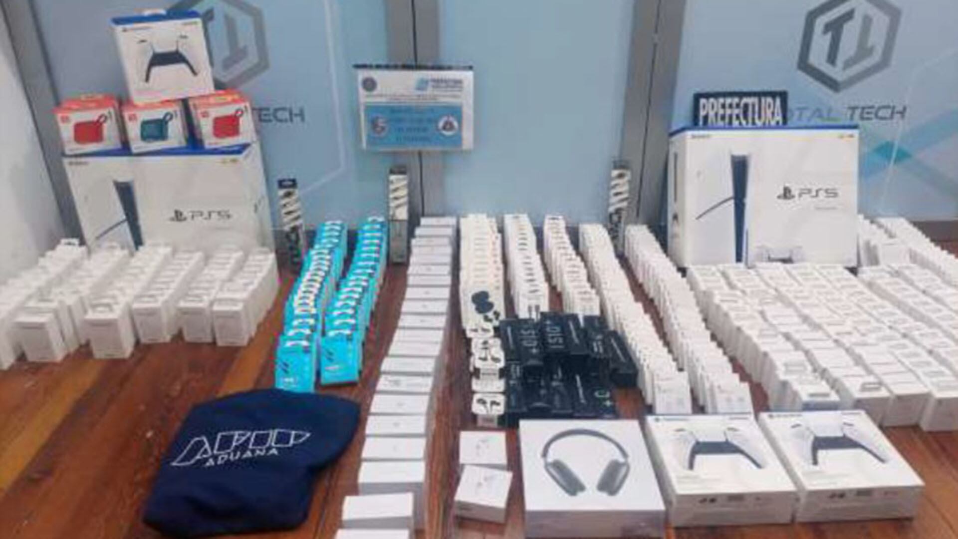 Productos tecnológicos secuestrados en allanamientos realizados por la Aduana