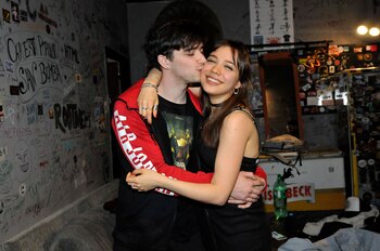 ¡Muy enamorados! Julián Serrano acompañó a Malena Narvay en el show que brindó en el bar Matienzo (Crédito: Dario Batallán/Teleshow)