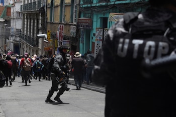 La policía antidisturbios dispersa a la multitud durante las protestas contra la escasez de alimentos y el aumento de los precios de la canasta básica, en La Paz, Bolivia, el 14 de enero de 2025. REUTERS/Claudia Morales
