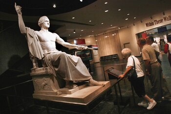 Horatio Greenough esculpió una estatua