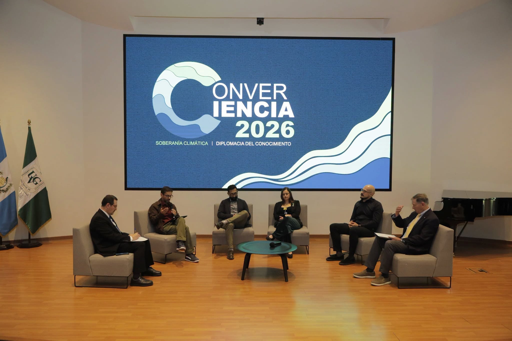 Seis panelistas participan en una presentación sobre soberanía climática y diplomacia del conocimiento durante el evento Conveniencia 2026, que se proyecta en la pantalla principal. (Diario de Centroamerica)