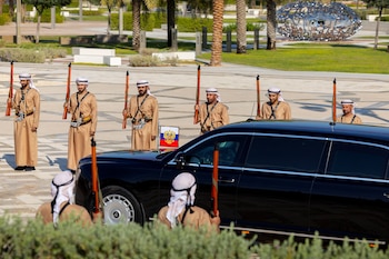 La guardia presidencial de EAU custodia el vehículo de Putin en Qasr Al Watan, Abu Dhabi (Ryan Carter/UAE Presidential Court/Handout via REUTERS)