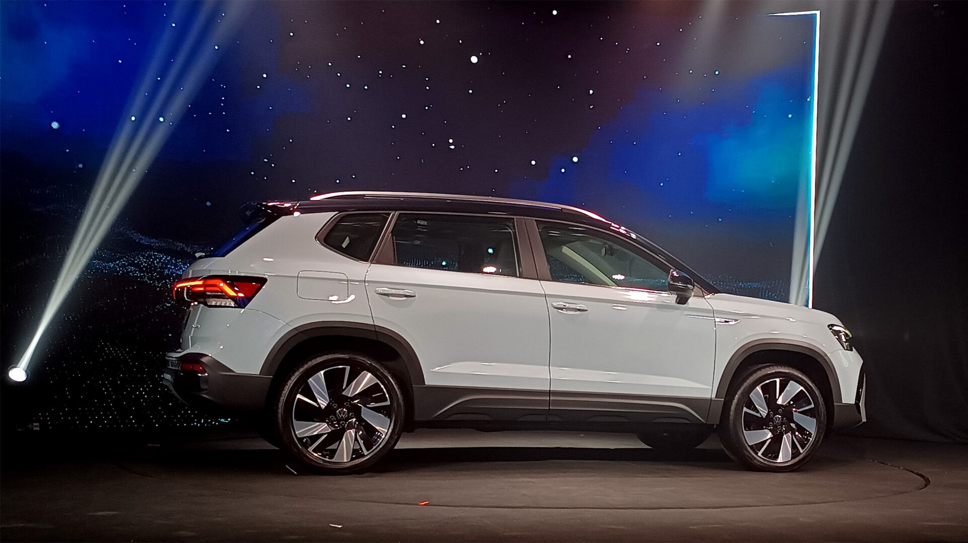 La vista lateral es la que menos cambia, con nuevo diseño de ruedas como mayor novedad