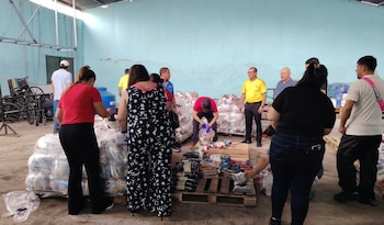 Escuelas y gimnasios fueron habilitados como refugios temporales para quienes debieron evacuar sus hogares. Crédito: CNE