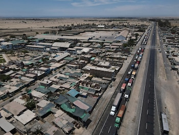 Camiones detenidos en la autopista