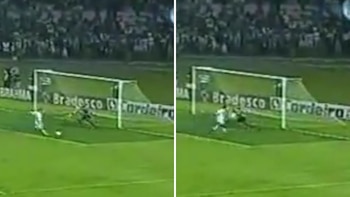 El mano a mano de Julinho ante Dida en el Sporting Cristal vs Cruzeiro por la final ida de la Copa Libertadores 1997.