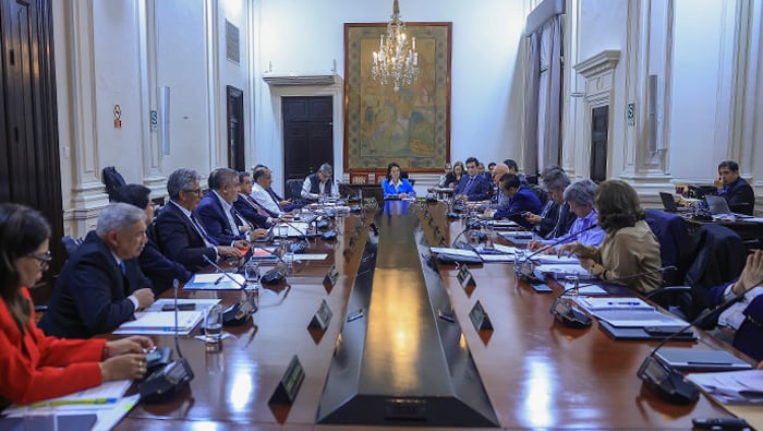 La presidenta Keiko Fujimori lidera una sesión del Consejo de Ministros con los integrantes del gabinete en el Palacio de Gobierno. (Presidencia Perú)