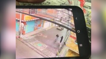 Una menor corrió para ayudar a que la joven no terminara dentro del vehículo, que al final huye de la escena - crédito grupo de difusión