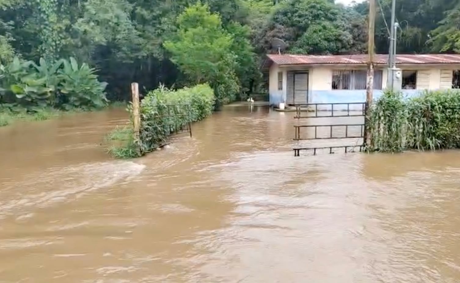 Las inundaciones y el desbordamiento de ríos han dificultado el acceso a numerosos centros educativos. Crédito: Cruz Roja