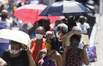 Gente haciendo fila para recibir