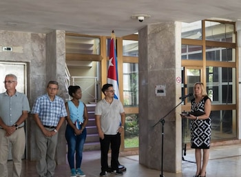 La viceministra de Relaciones Exteriores, Josefina Vidal Ferreiro, participa en el acto de bienvenida a los diplomáticos cubanos expulsados de la República Dominicana (Cortesía: Cancillería de Cuba).