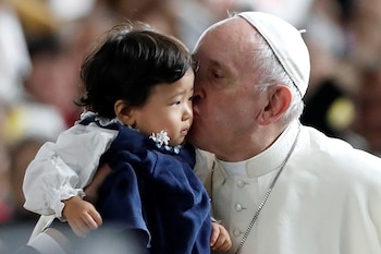 El papa Francisco besa a
