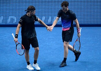 El brasileño Bruno Soares (i) y el británico Jamie Murray, en una fotografía de archivo. EFE/Neil Hall
