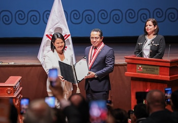 La presidenta electa fue acreditada oficialmente por el Jurado Nacional de Elecciones en el Gran Teatro Nacional. Fotos y videos muestran los momentos más destacados de la ceremonia y las celebraciones posteriores. Difusión