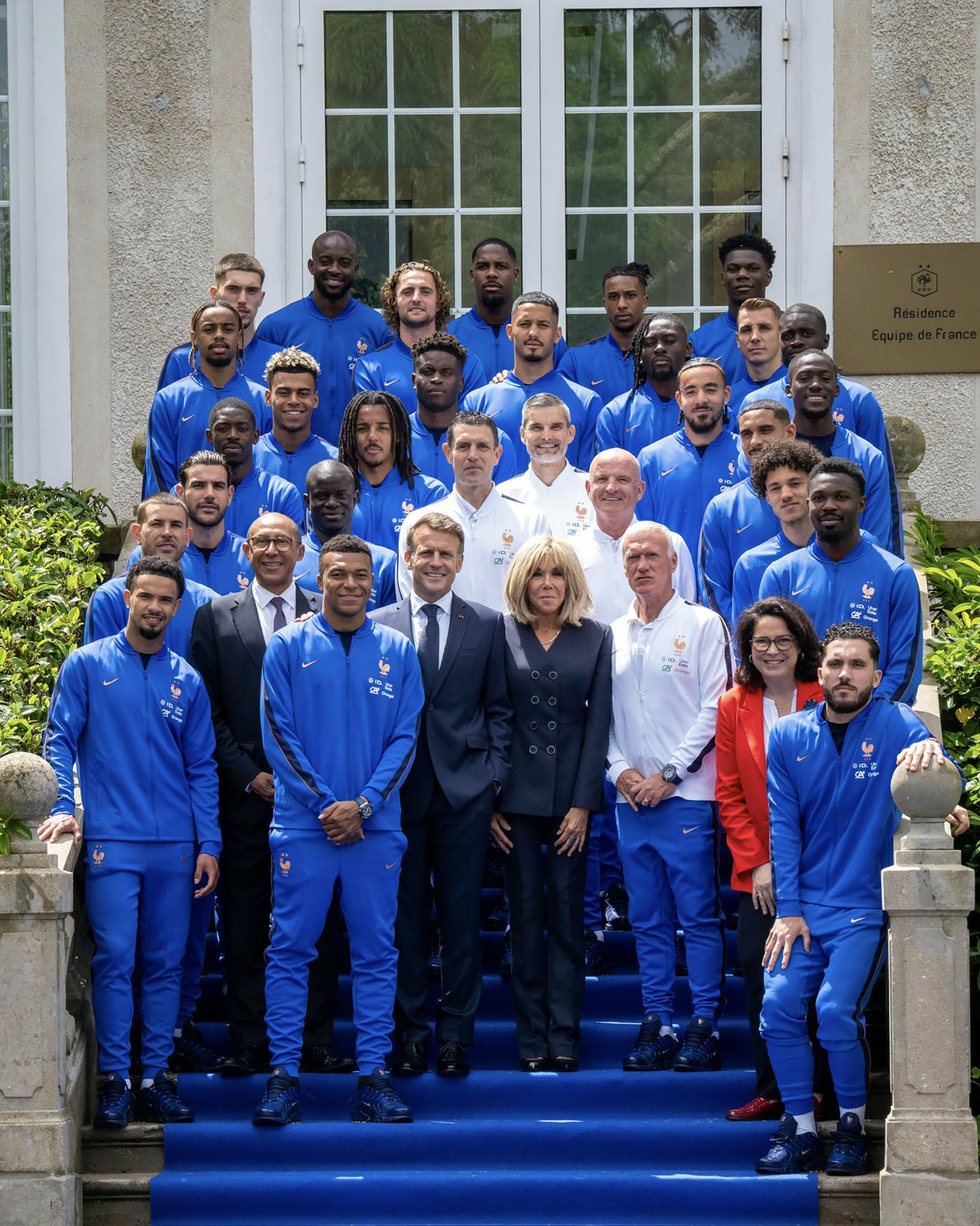 El presidente francés Emmanuel Macron posa con la Selección de Francia antes de partir a Estados Unidos para disputar el Mundial 2026