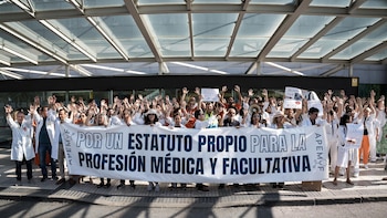 El 60% de los médicos apoya una huelga indefinida por un Estatuto Marco propio, según una encuesta de APEMYF